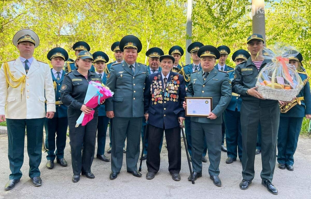 Гвардейцы встретились с ветераном ВОВ в Карагандинской области. Фото: polisia.kz