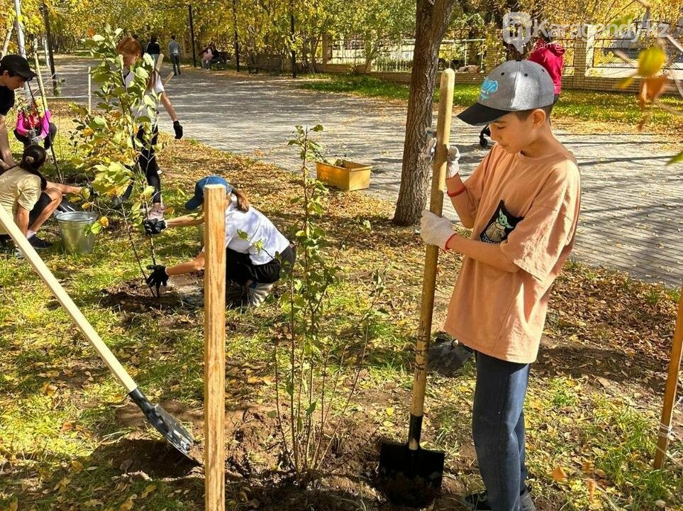 «Таза Қазақстан»: школьники Караганды озеленяют город