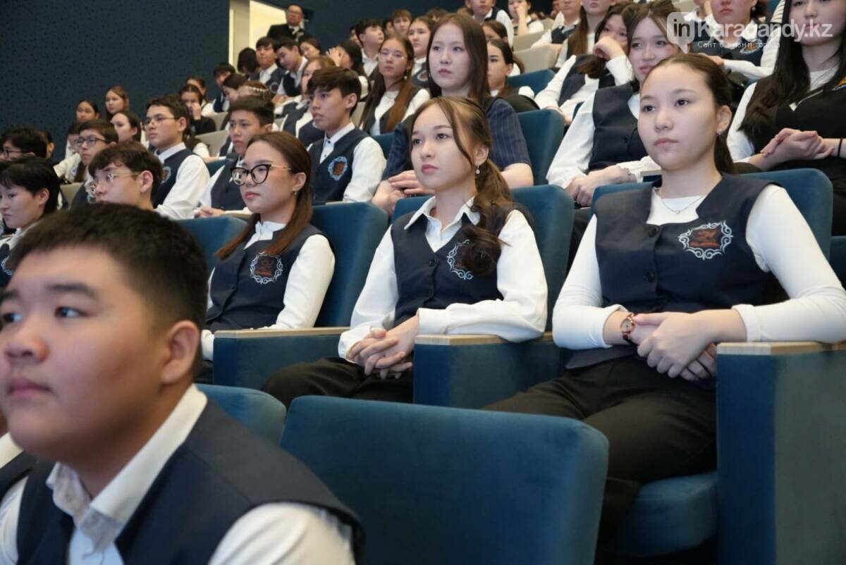 Глава полиции Карагандинской области провёл урок правовой грамотности в школе