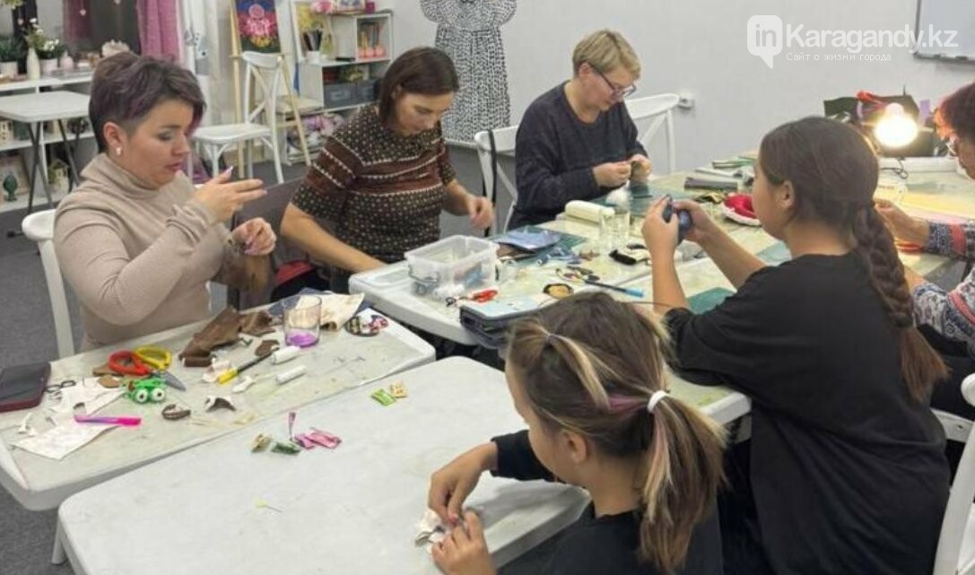 Юбки из обрезков и украшения из сапог: в Темиртау развивают проект апсайклинга