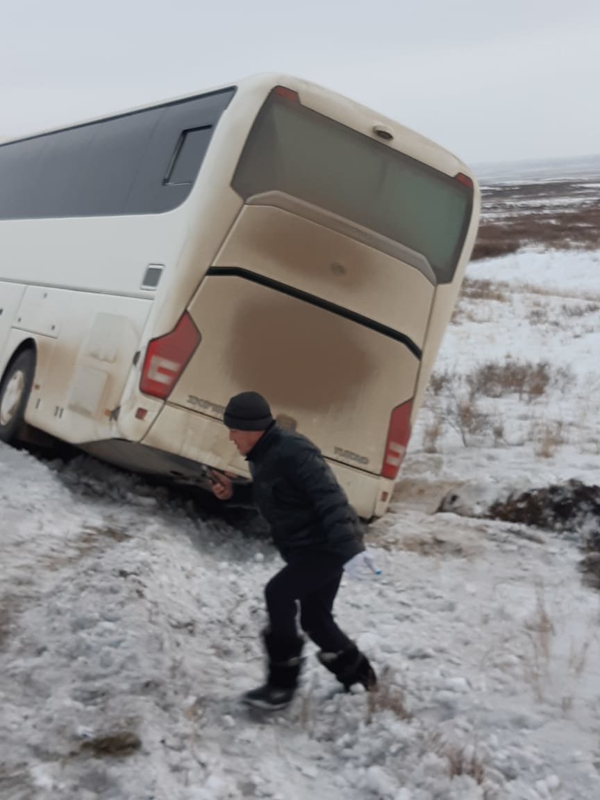 В Карагандинской области автобус с 42 пассажирами слетел в..., фото-3 В Карагандинской области автобус с 42 пассажирами слетел в кювет (фото), фото-3