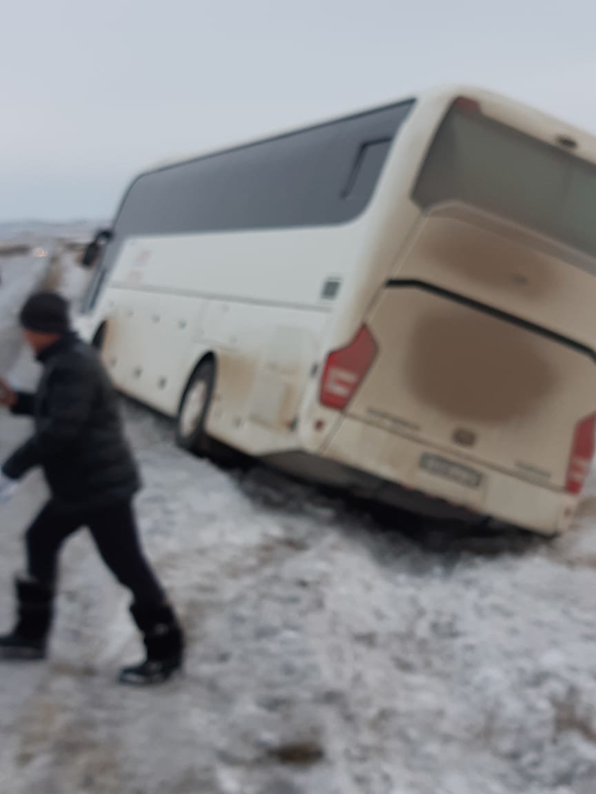 В Карагандинской области автобус с 42 пассажирами слетел в..., фото-1 В Карагандинской области автобус с 42 пассажирами слетел в кювет (фото), фото-1