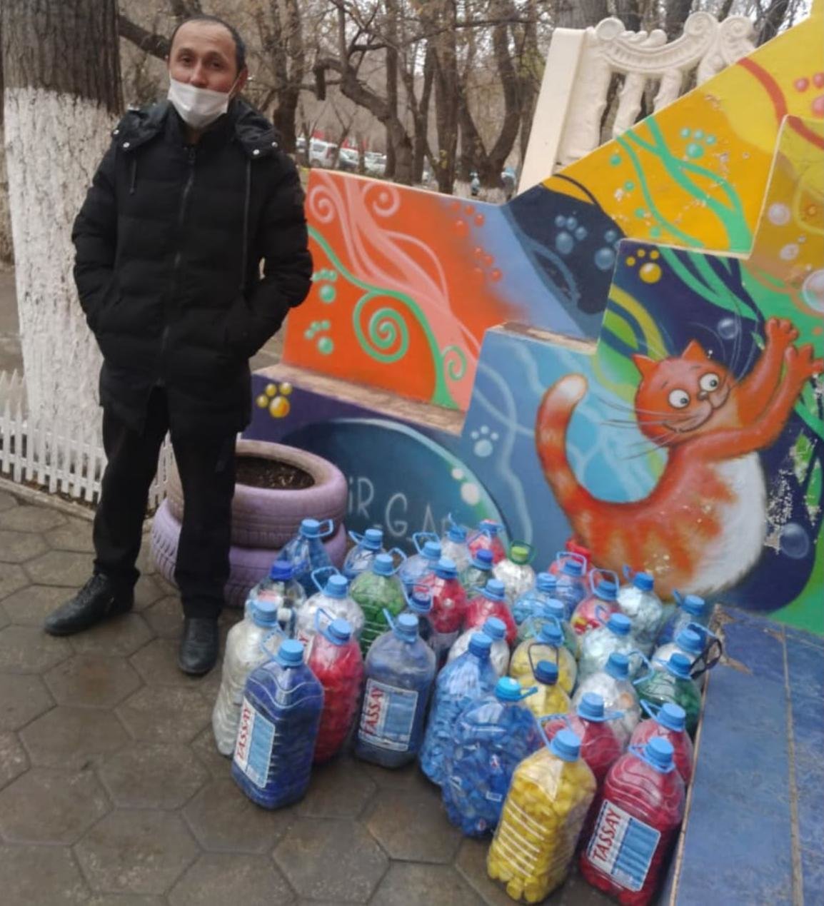 помимо крышек собирают пластиковые бутылки помимо крышек собирают пластиковые бутылки, фото акимата Карагандинской области