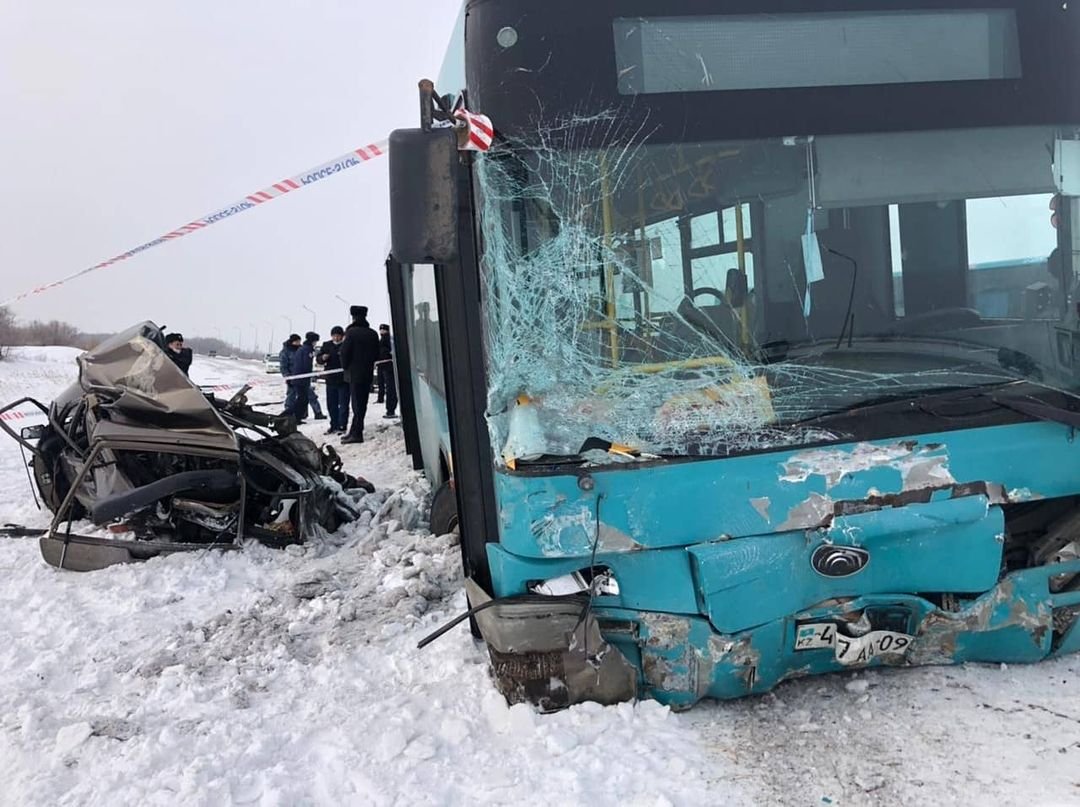 водитель легкового автомобиля выехал на встречную полосу водитель легкового автомобиля выехал на встречную полосу, фото dorogi_karagandy/Instagram