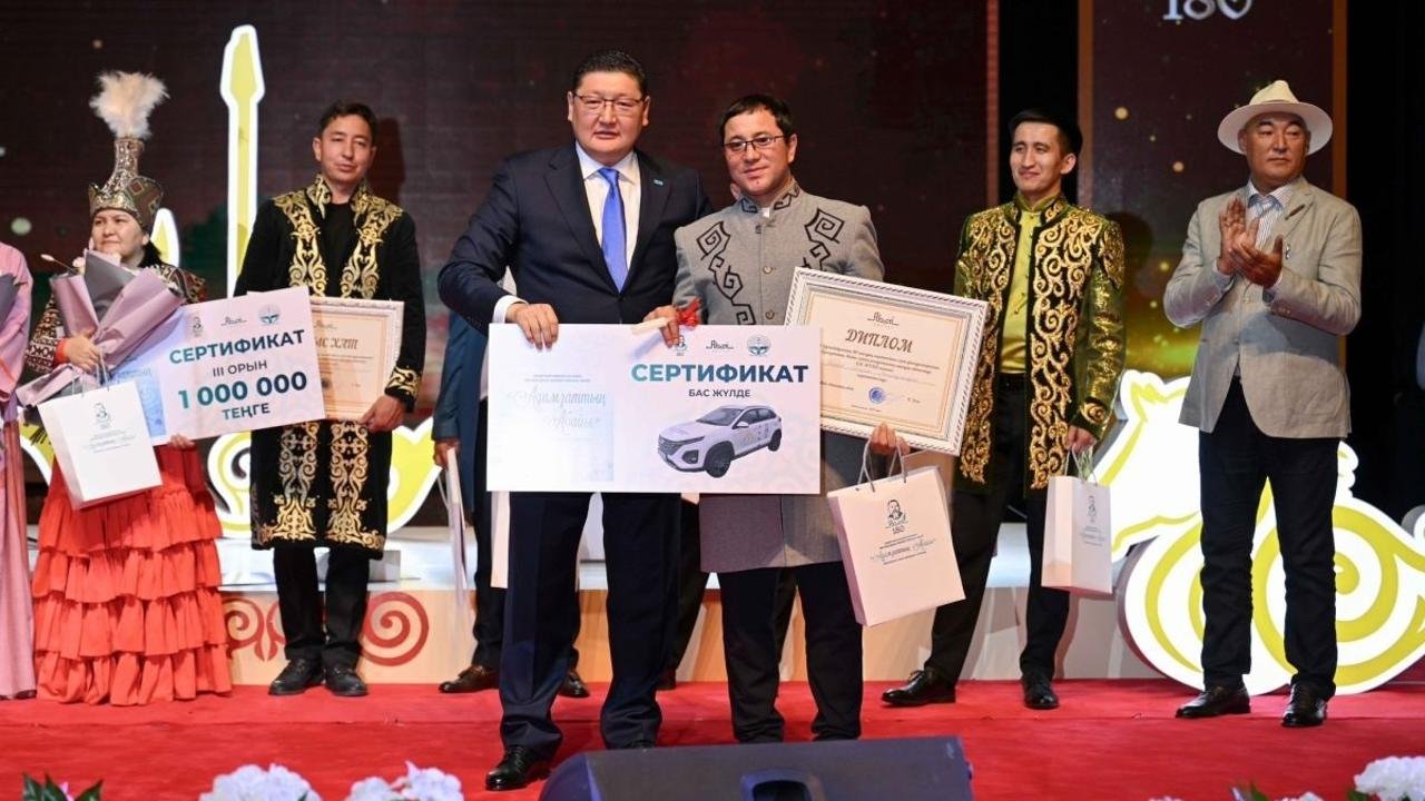 Карагандинский акын выиграл главный приз на айтысе в Семее. Фото: gov.kz