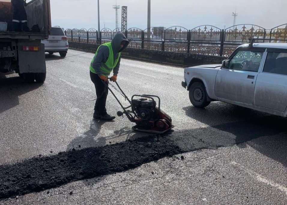 В Караганде начался ямочный ремонт дорог холодным асфальтом